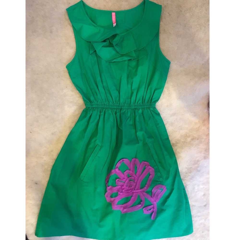 Green sleeveless casual dress with pockets!